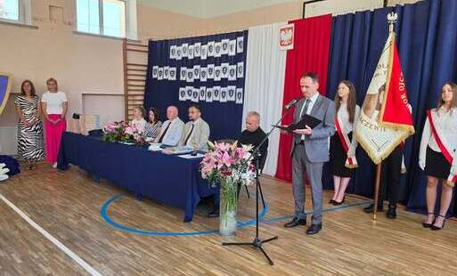 Zdjęcie do Ostatni dzwonek dla uczni&oacute;w z "Si&oacute;demki"